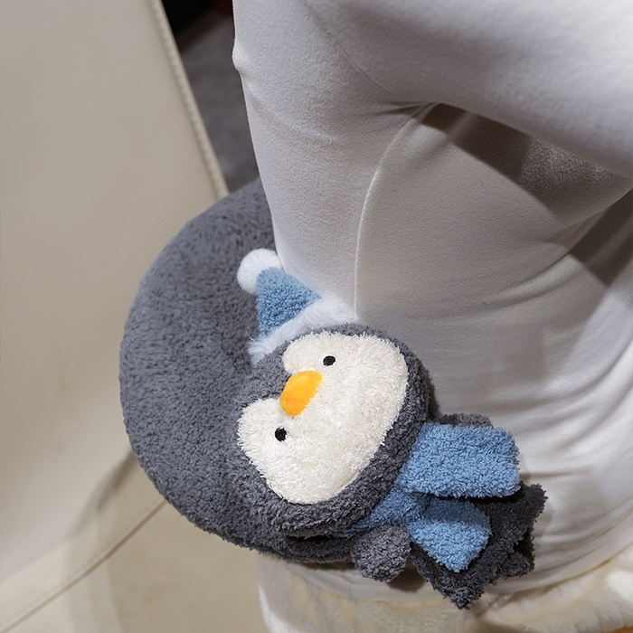 91家纺网 家纺一手货源 找家纺 （总）仟亿莱 2025新款ins企鹅u型颈枕热水袋