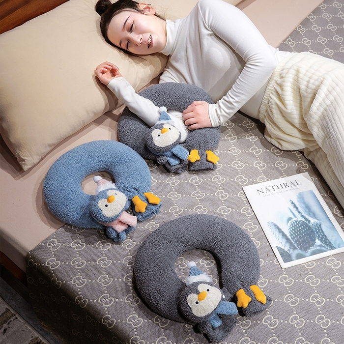 91家纺网 家纺一手货源 找家纺 仟亿莱 2025新款ins企鹅u型颈枕热水袋 U型灰色企鹅 35*33cm/个