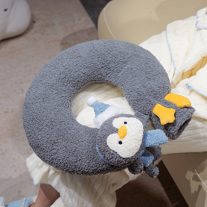 91家纺网 家纺一手货源 找家纺 仟亿莱 2025新款ins企鹅u型颈枕热水袋 U型灰色企鹅 35*33cm/个