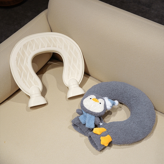 91家纺网 家纺一手货源 找家纺 仟亿莱 2025新款ins企鹅u型颈枕热水袋 U型灰色企鹅 35*33cm/个