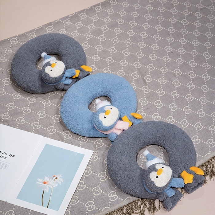 91家纺网 家纺一手货源 找家纺 仟亿莱 2025新款ins企鹅u型颈枕热水袋 U型蓝色企鹅 35*33cm/个