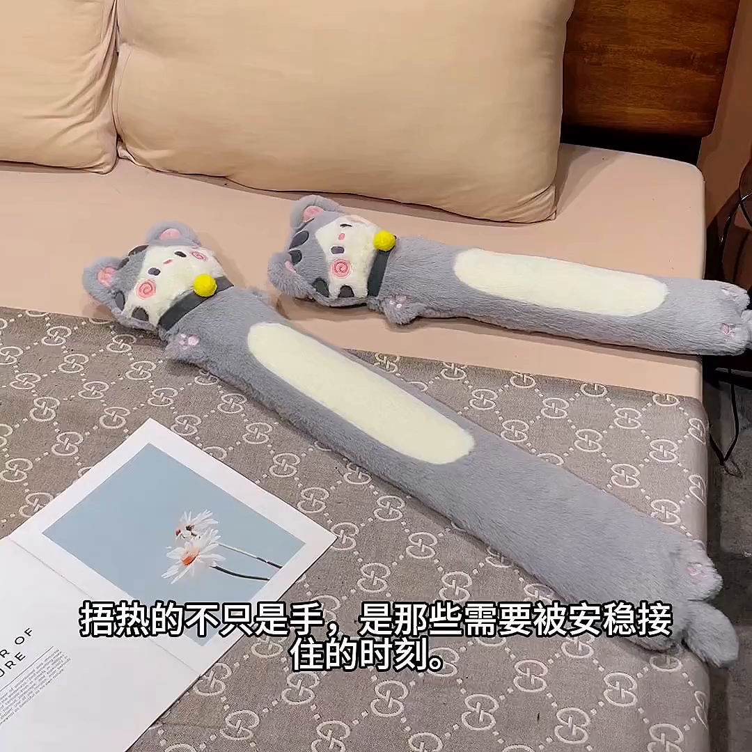 91家纺网 家纺一手货源 找家纺 （总）仟亿莱 2025新款抱抱猫注水长条热水袋