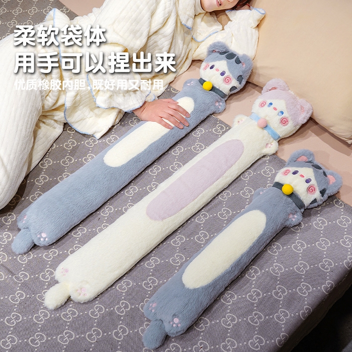 91家纺网 家纺一手货源 找家纺 仟亿莱 2025新款抱抱猫注水长条热水袋 注水奶咖猫 小号60cm