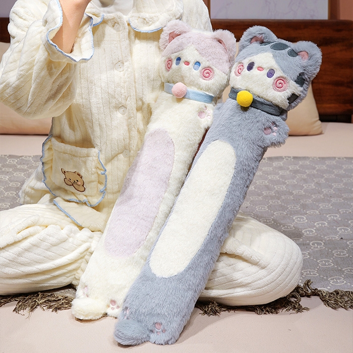 91家纺网 家纺一手货源 找家纺 仟亿莱 2025新款抱抱猫注水长条热水袋 注水奶咖猫 大号85cm