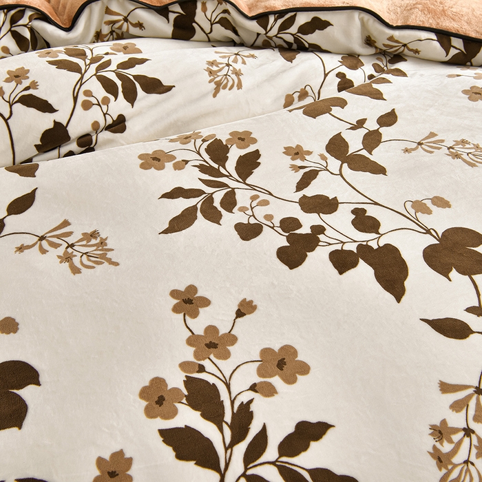 91家纺网 家纺一手货源 找家纺 佳一 2025新款高克重8-9斤 印花牛奶绒四件套 蔓颜