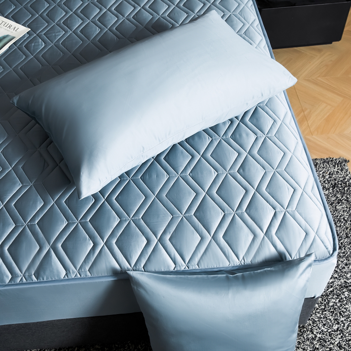 91家纺网 家纺一手货源 找家纺 （总）卡诗兰 2026新款60s全棉长绒棉纯色夹棉抗菌绗缝床笠系列单床笠床笠三件套