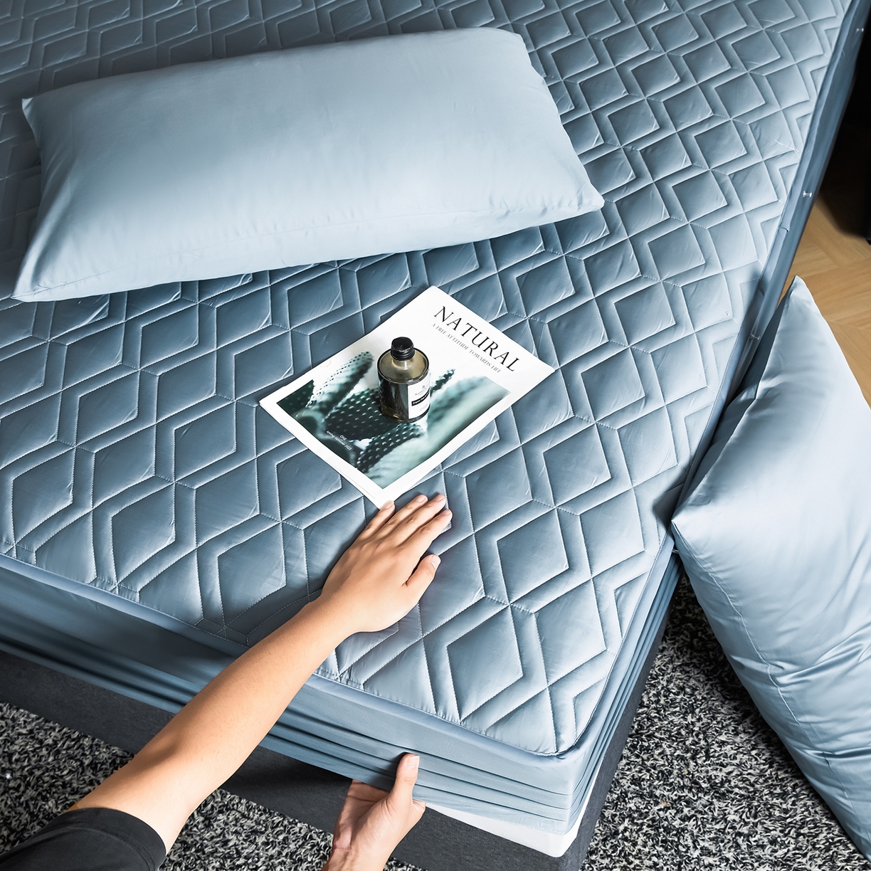 91家纺网 家纺一手货源 找家纺 （总）卡诗兰 2026新款60s全棉长绒棉纯色夹棉抗菌绗缝床笠系列单床笠床笠三件套