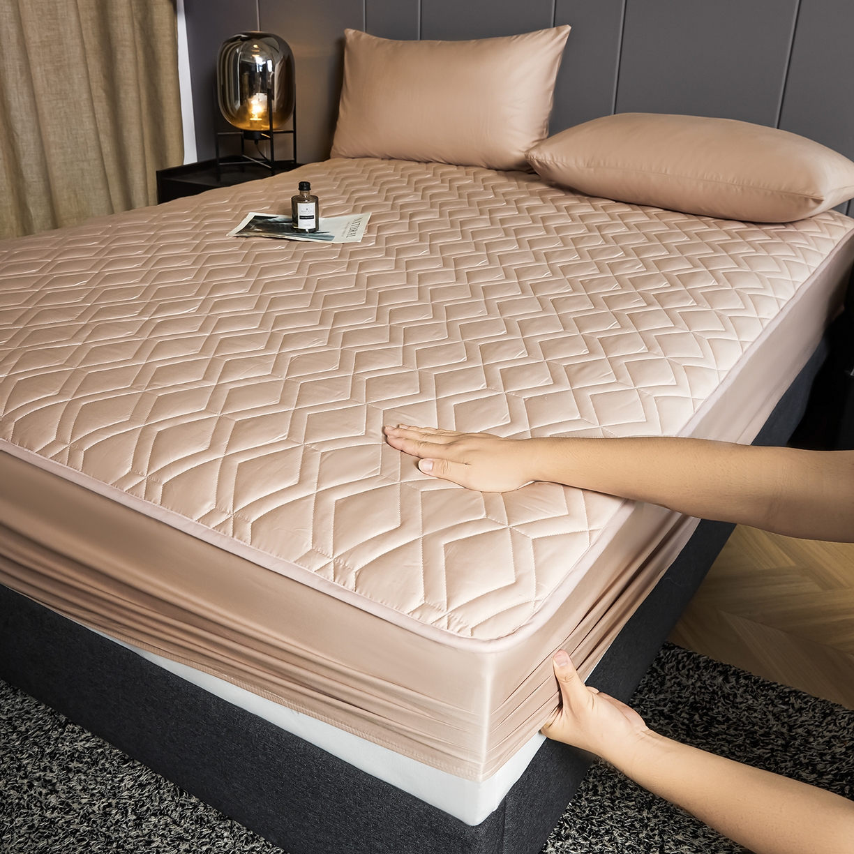 91家纺网 家纺一手货源 找家纺 （总）卡诗兰 2026新款60s全棉长绒棉纯色夹棉抗菌绗缝床笠系列单床笠床笠三件套