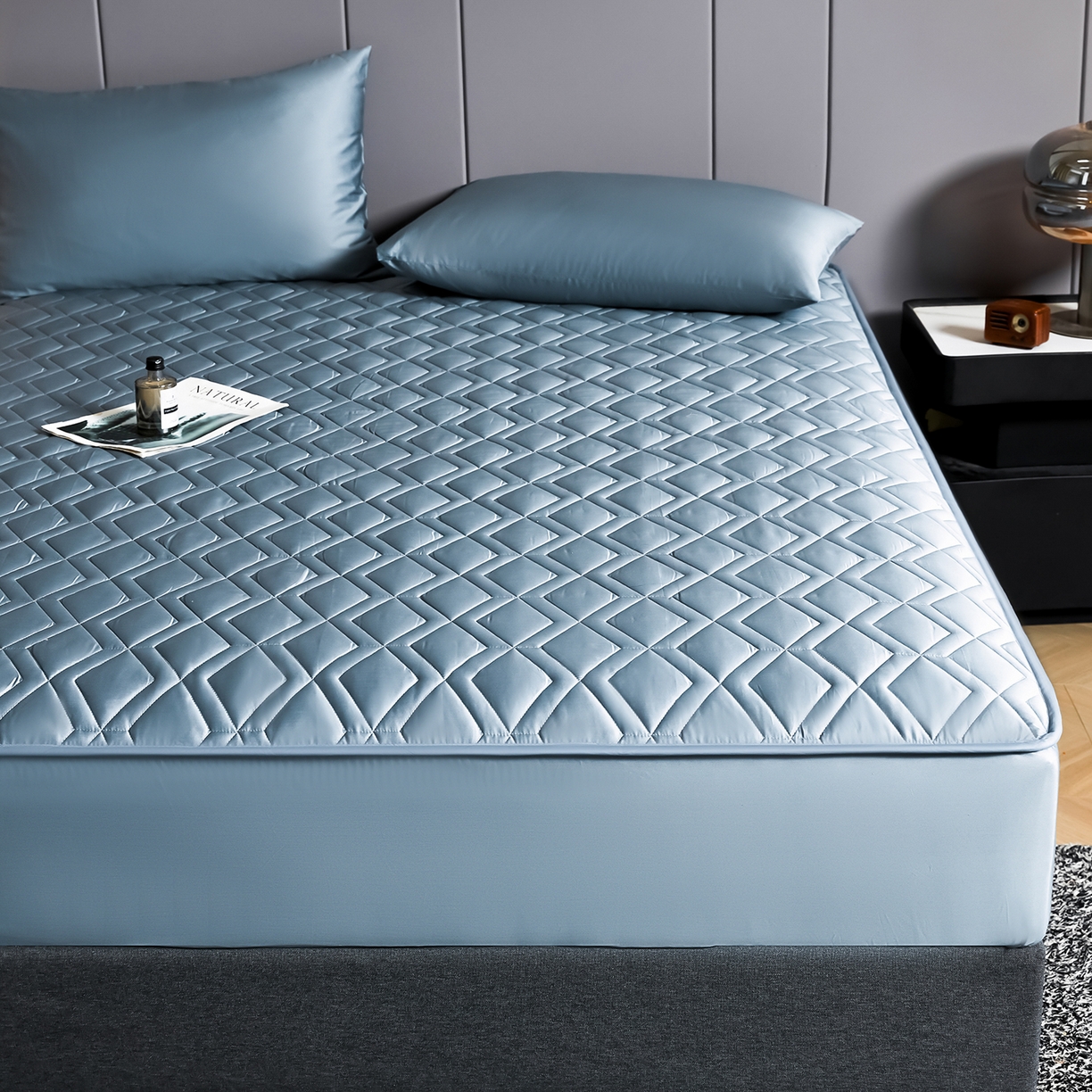 91家纺网 家纺一手货源 找家纺 （总）卡诗兰 2026新款60s全棉长绒棉纯色夹棉抗菌绗缝床笠系列单床笠床笠三件套