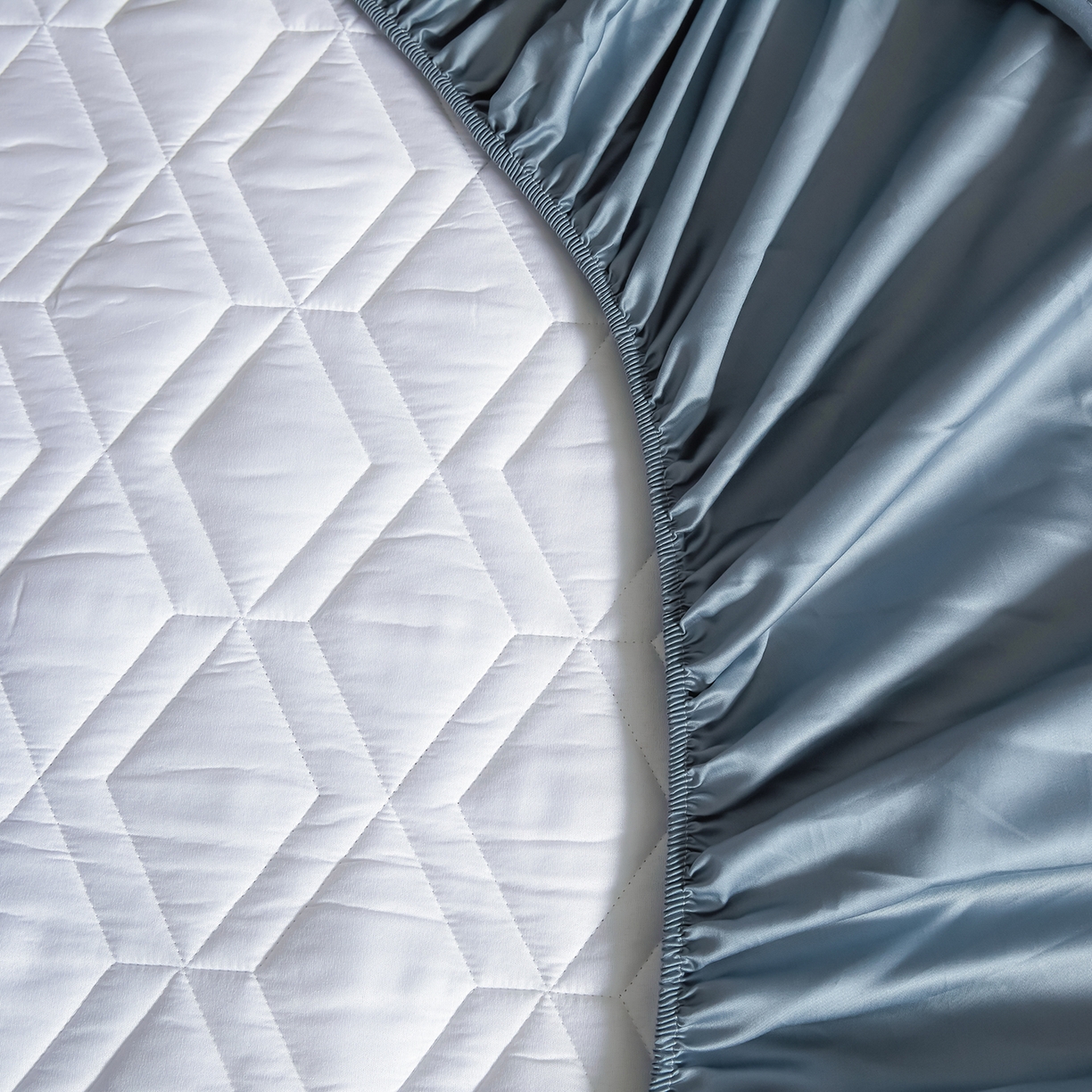 91家纺网 家纺一手货源 找家纺 卡诗兰 2026新款60s全棉长绒棉纯色夹棉抗菌绗缝床笠系列单床笠床笠三件套 景泰蓝