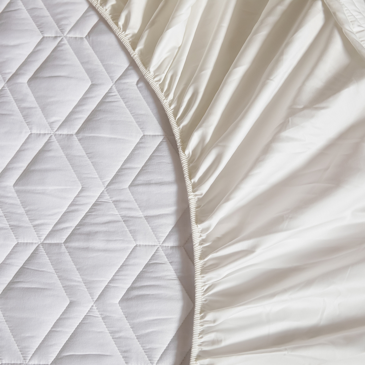 91家纺网 家纺一手货源 找家纺 卡诗兰 2026新款60s全棉长绒棉纯色夹棉抗菌绗缝床笠系列单床笠床笠三件套 棉花白