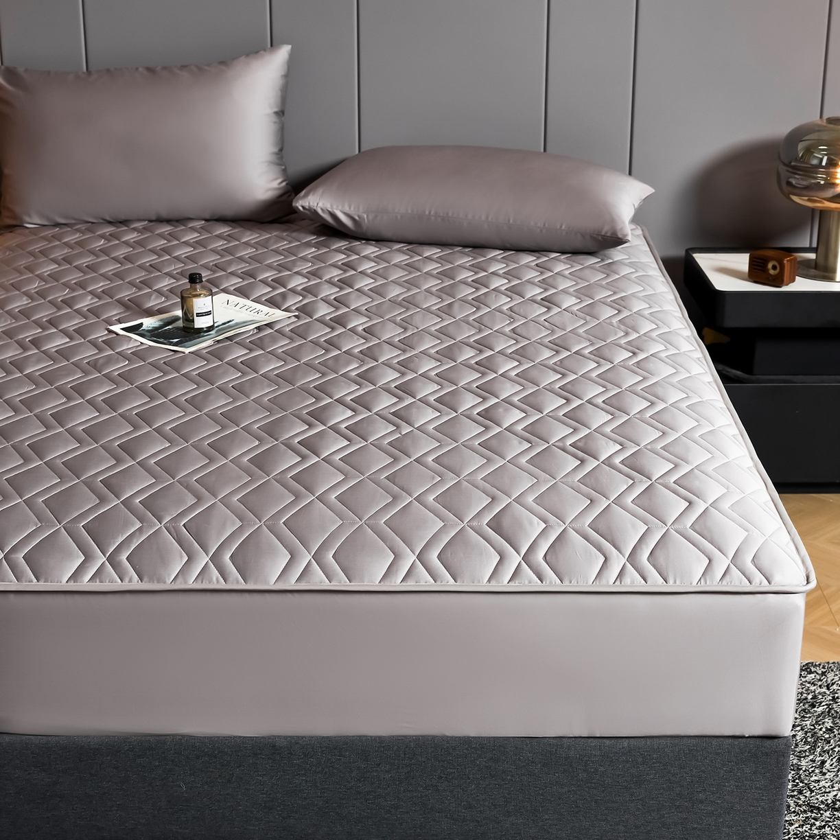 91家纺网 家纺一手货源 找家纺 卡诗兰 2026新款60s全棉长绒棉纯色夹棉抗菌绗缝床笠系列单床笠床笠三件套 香芋紫