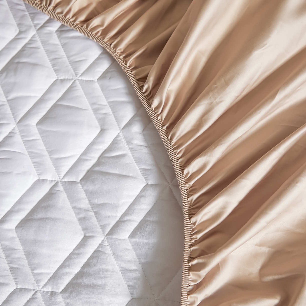 91家纺网 家纺一手货源 找家纺 卡诗兰 2026新款60s全棉长绒棉纯色夹棉抗菌绗缝床笠系列单床笠床笠三件套 千代粉