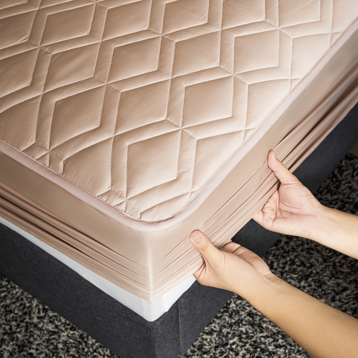 91家纺网 家纺一手货源 找家纺 卡诗兰 2026新款60s全棉长绒棉纯色夹棉抗菌绗缝床笠系列单床笠床笠三件套 千代粉