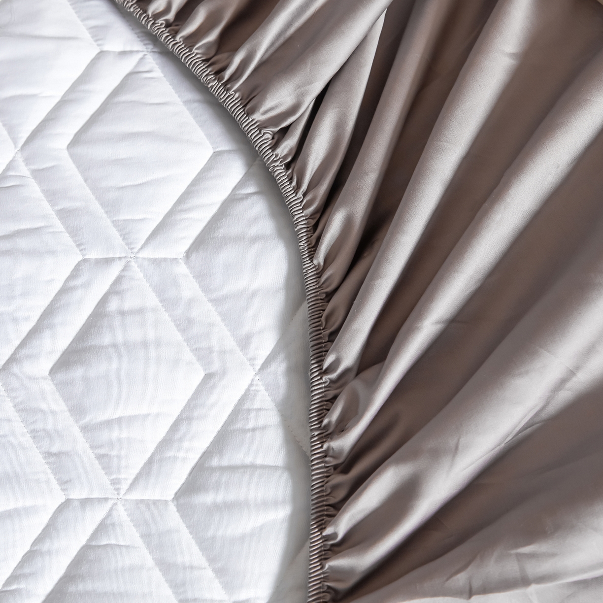 91家纺网 家纺一手货源 找家纺 卡诗兰 2026新款60s全棉长绒棉纯色夹棉抗菌绗缝床笠系列单床笠床笠三件套 香芋紫