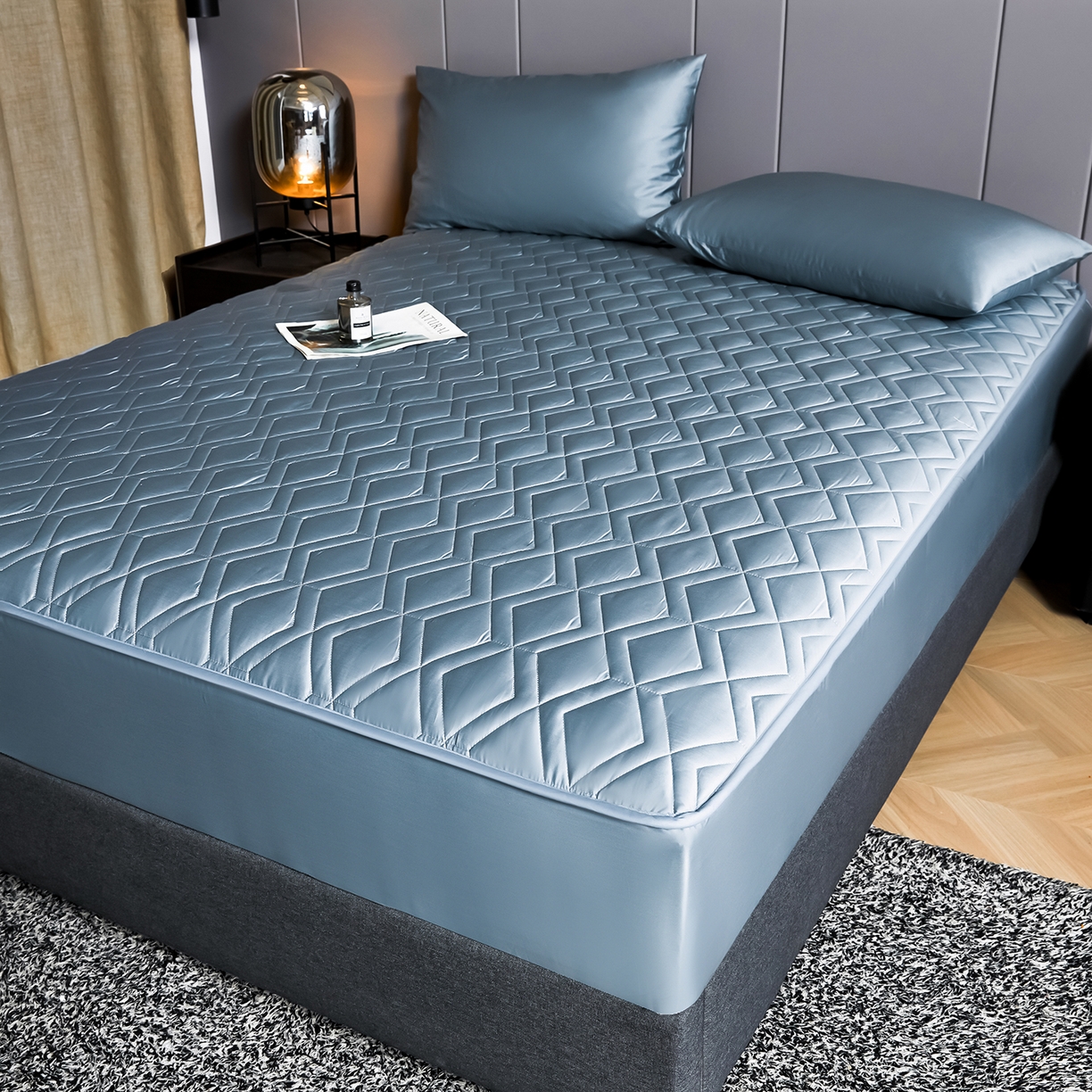 91家纺网 家纺一手货源 找家纺 卡诗兰 2026新款60s全棉长绒棉纯色夹棉抗菌绗缝床笠系列单床笠床笠三件套 景泰蓝