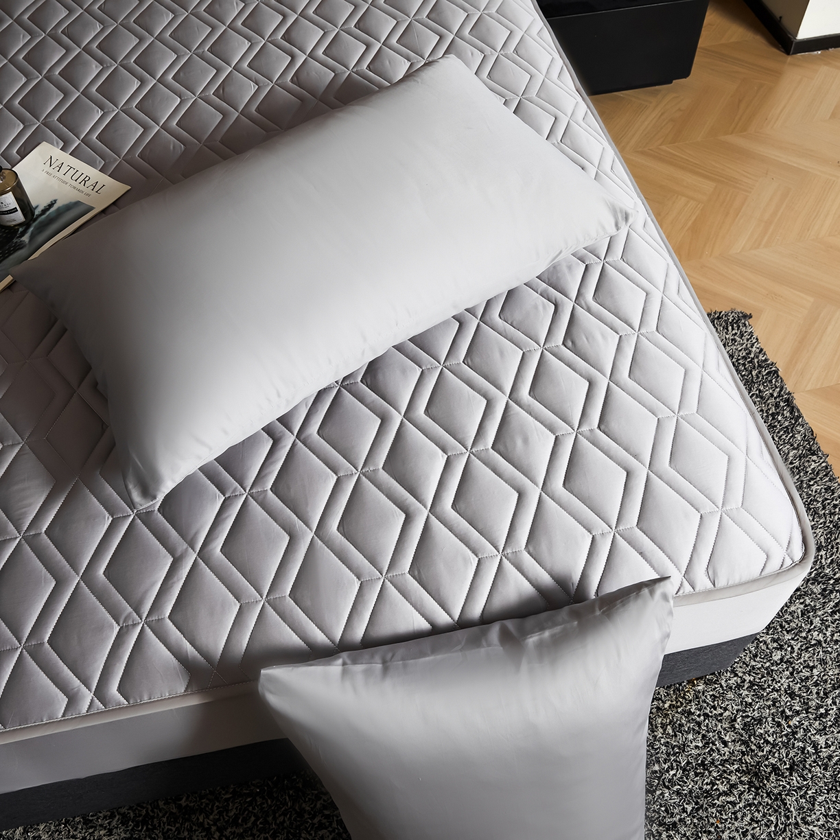 91家纺网 家纺一手货源 找家纺 卡诗兰 2026新款60s全棉长绒棉纯色夹棉抗菌绗缝床笠系列单床笠床笠三件套 雅士灰