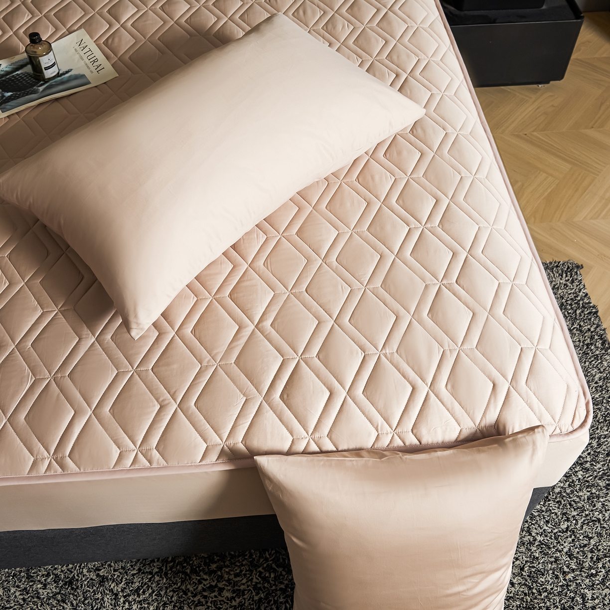 91家纺网 家纺一手货源 找家纺 卡诗兰 2026新款60s全棉长绒棉纯色夹棉抗菌绗缝床笠系列单床笠床笠三件套 千代粉