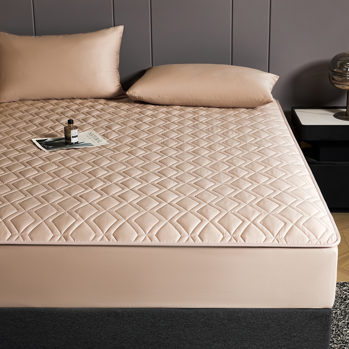 91家纺网 家纺一手货源 找家纺 卡诗兰 2026新款60s全棉长绒棉纯色夹棉抗菌绗缝床笠系列单床笠床笠三件套 千代粉