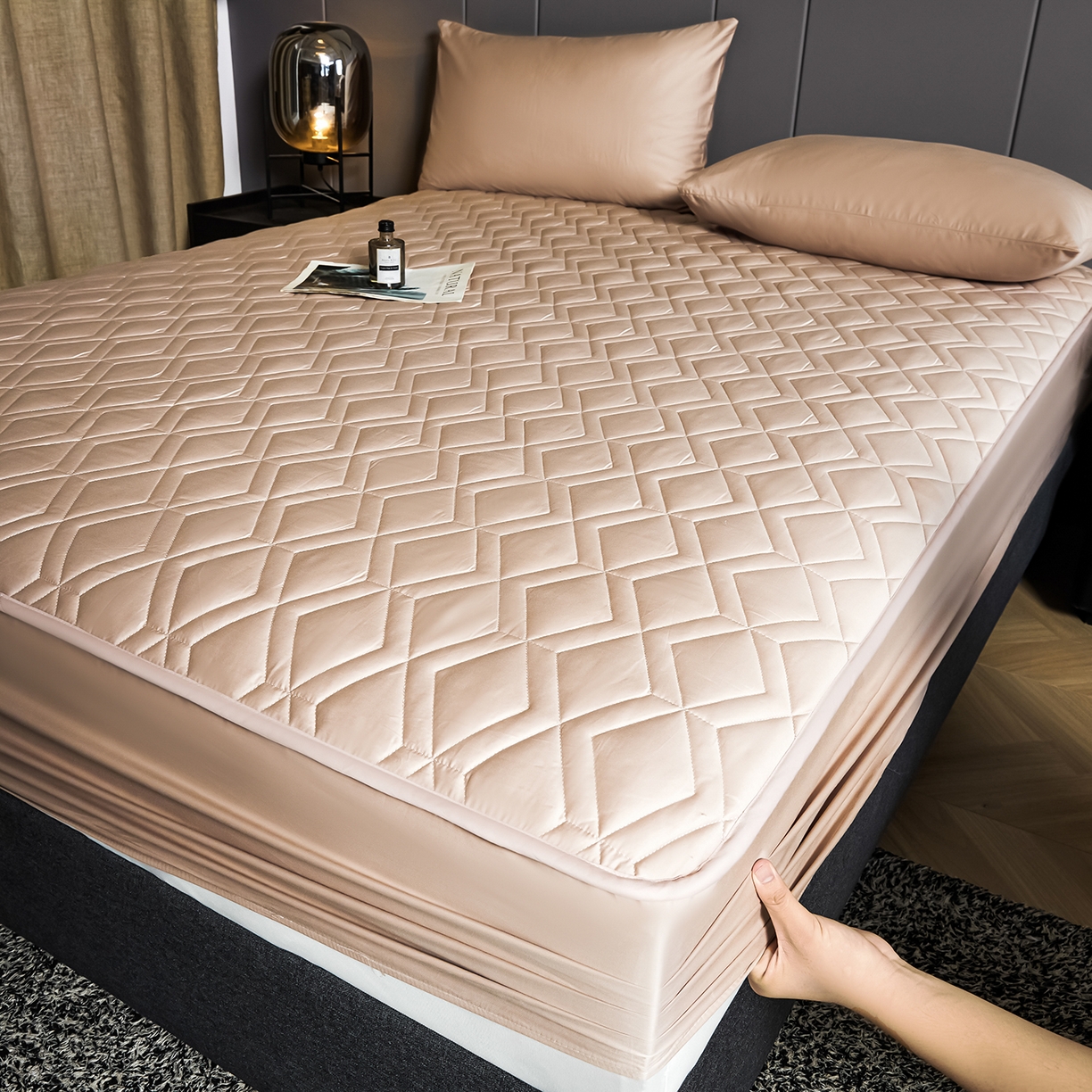 91家纺网 家纺一手货源 找家纺 卡诗兰 2026新款60s全棉长绒棉纯色夹棉抗菌绗缝床笠系列单床笠床笠三件套 千代粉