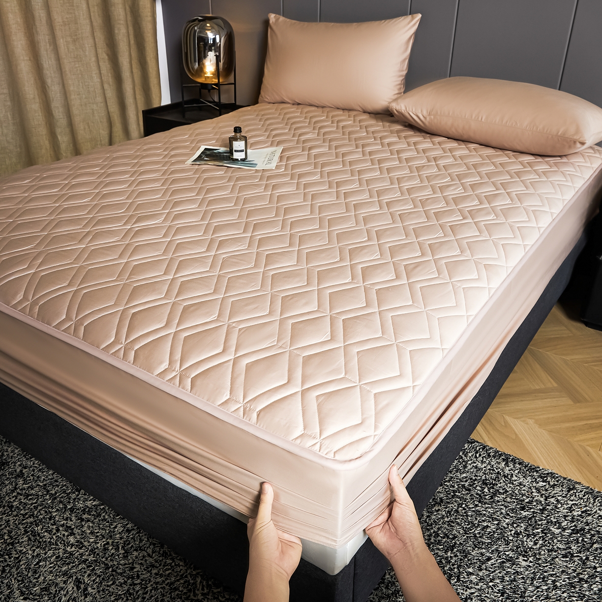 91家纺网 家纺一手货源 找家纺 卡诗兰 2026新款60s全棉长绒棉纯色夹棉抗菌绗缝床笠系列单床笠床笠三件套 千代粉