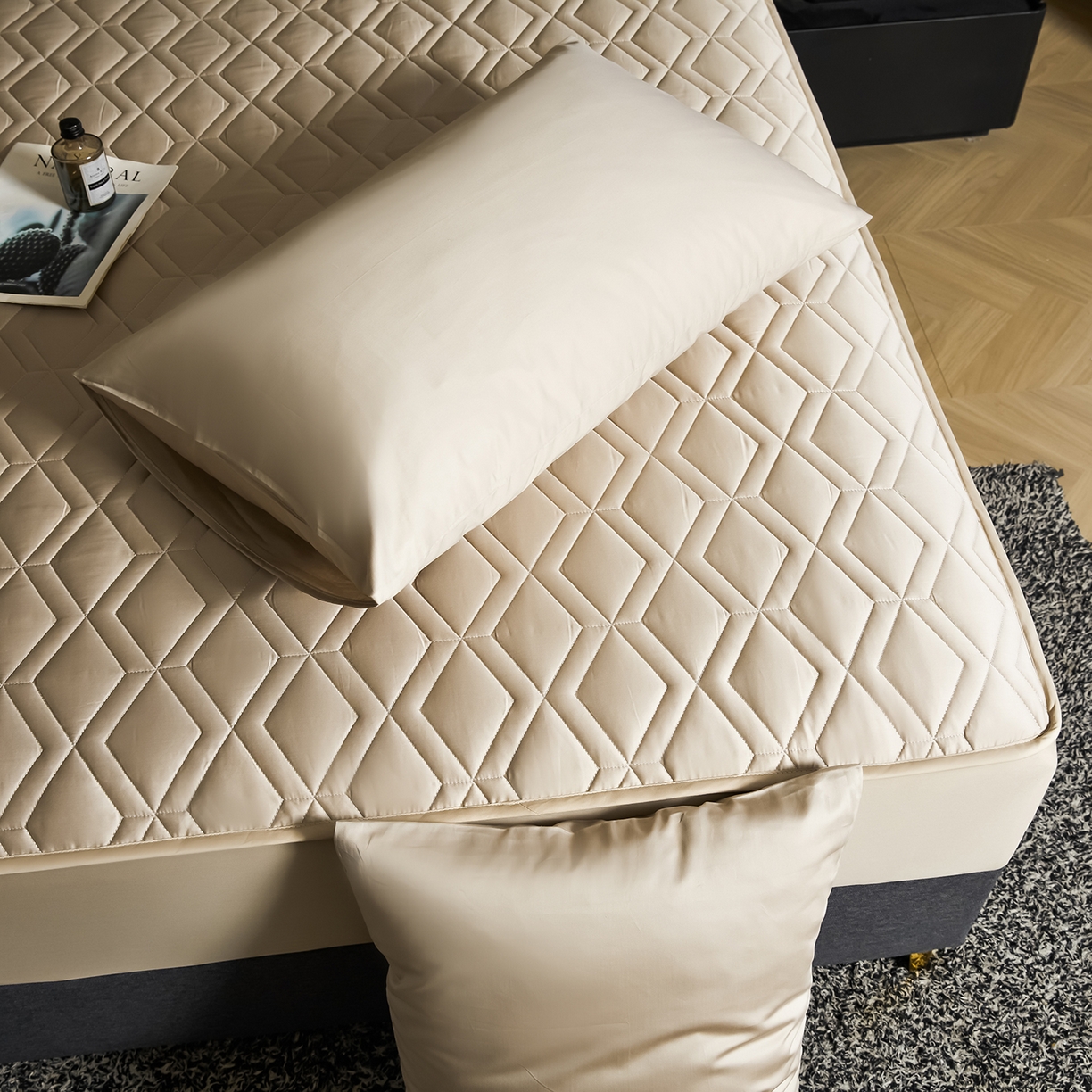 91家纺网 家纺一手货源 找家纺 卡诗兰 2026新款60s全棉长绒棉纯色夹棉抗菌绗缝床笠系列单床笠床笠三件套 郁香金