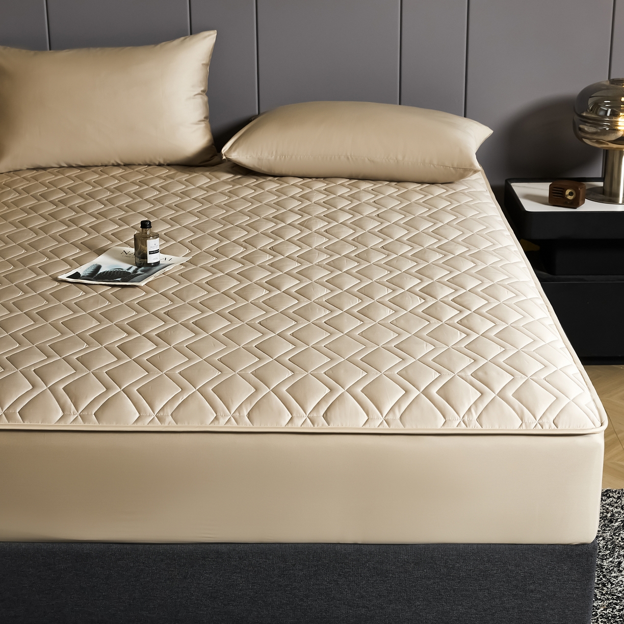 91家纺网 家纺一手货源 找家纺 卡诗兰 2026新款60s全棉长绒棉纯色夹棉抗菌绗缝床笠系列单床笠床笠三件套 郁香金