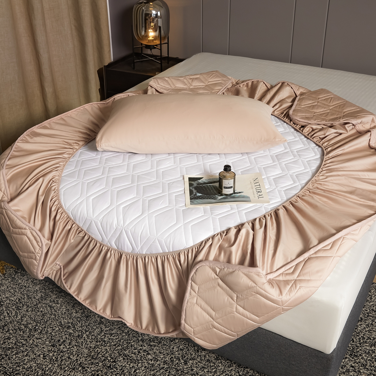 91家纺网 家纺一手货源 找家纺 卡诗兰 2026新款60s全棉长绒棉纯色夹棉抗菌绗缝床笠系列单床笠床笠三件套 千代粉