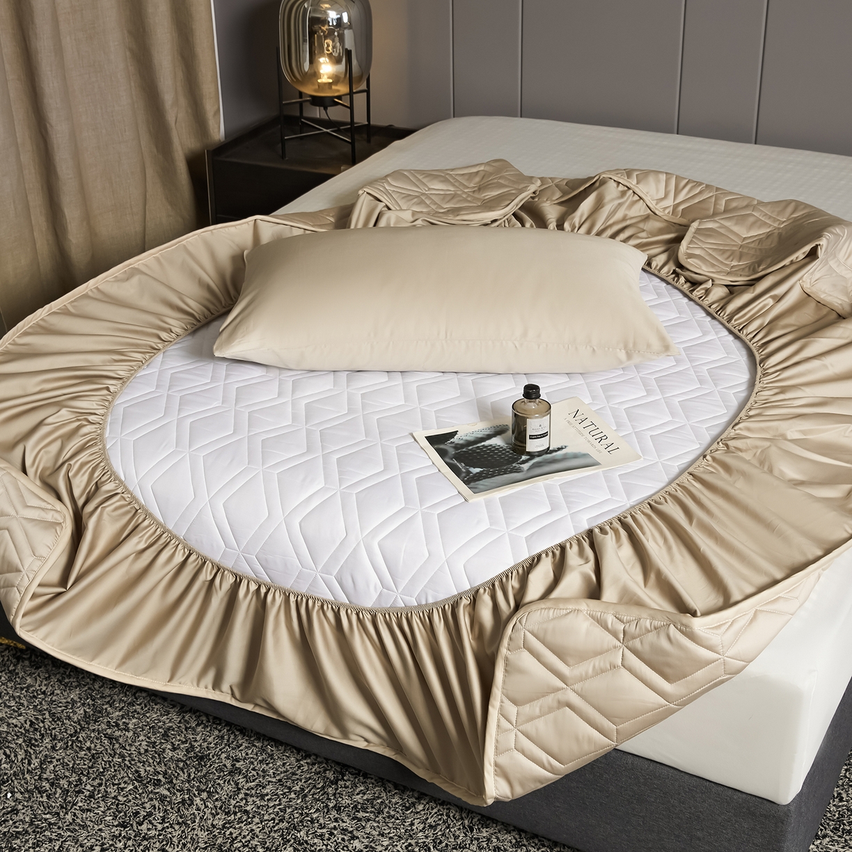 91家纺网 家纺一手货源 找家纺 卡诗兰 2026新款60s全棉长绒棉纯色夹棉抗菌绗缝床笠系列单床笠床笠三件套 郁香金