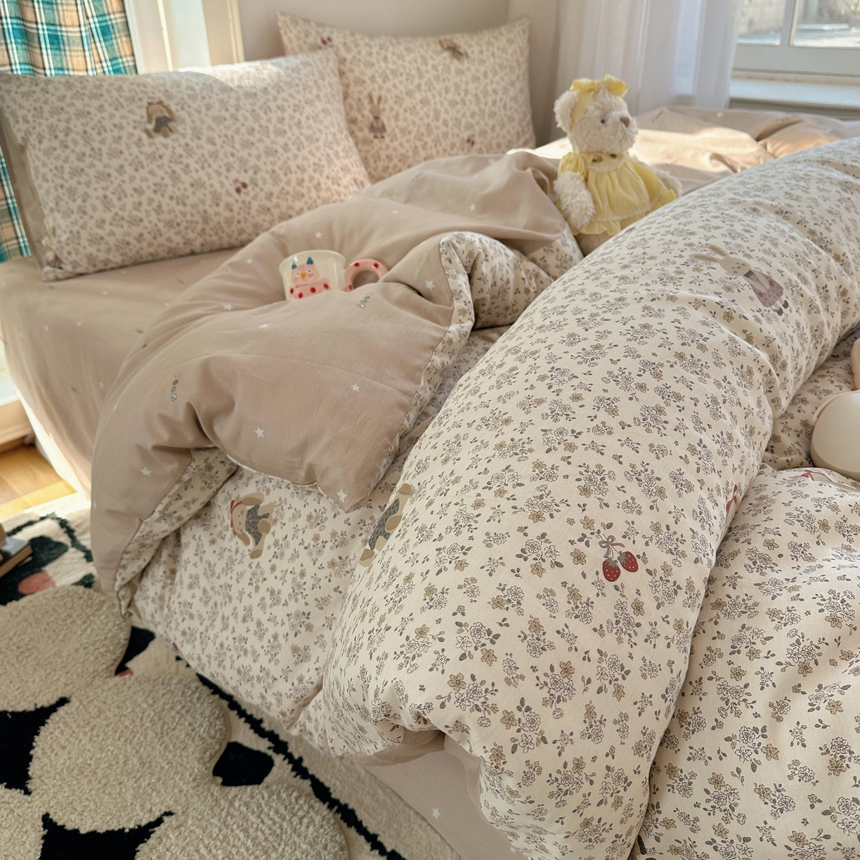 91家纺网 家纺一手货源 找家纺 瑞莱 2026春季新款全棉纯棉印花小清新萌趣系列四件套 帕丁顿兔兔