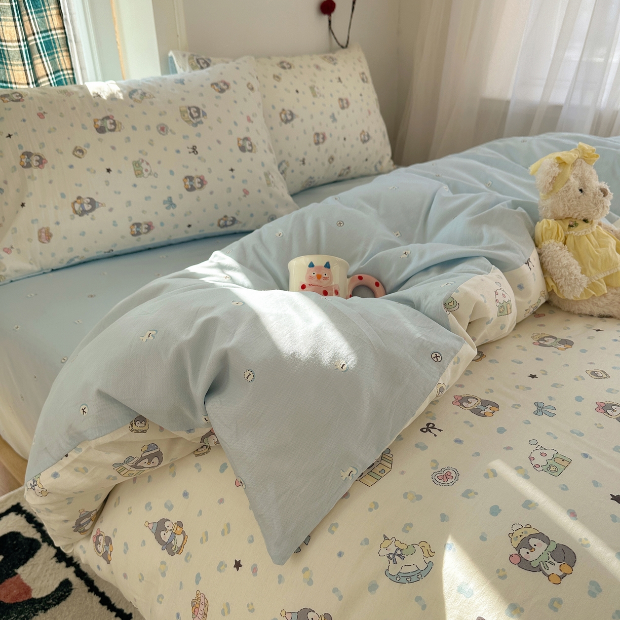 91家纺网 家纺一手货源 找家纺 瑞莱 2026春季新款全棉纯棉印花小清新萌趣系列四件套 企鹅家族