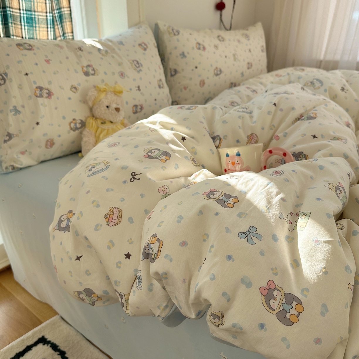 91家纺网 家纺一手货源 找家纺 瑞莱 2026春季新款全棉纯棉印花小清新萌趣系列四件套 企鹅家族