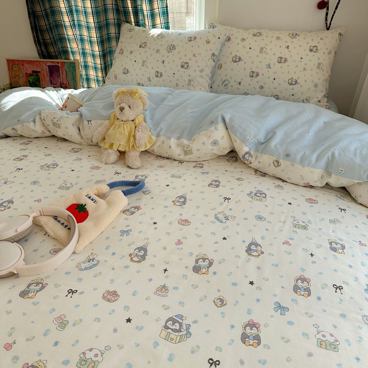 91家纺网 家纺一手货源 找家纺 瑞莱 2026春季新款全棉纯棉印花小清新萌趣系列四件套 企鹅家族