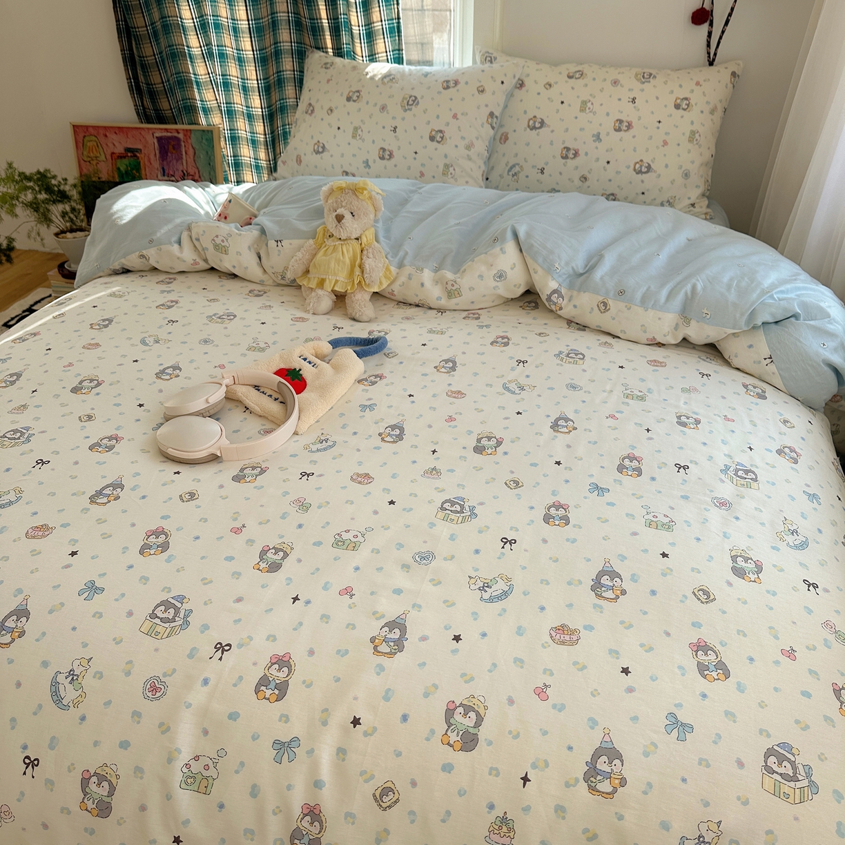 91家纺网 家纺一手货源 找家纺 瑞莱 2026春季新款全棉纯棉印花小清新萌趣系列四件套 企鹅家族