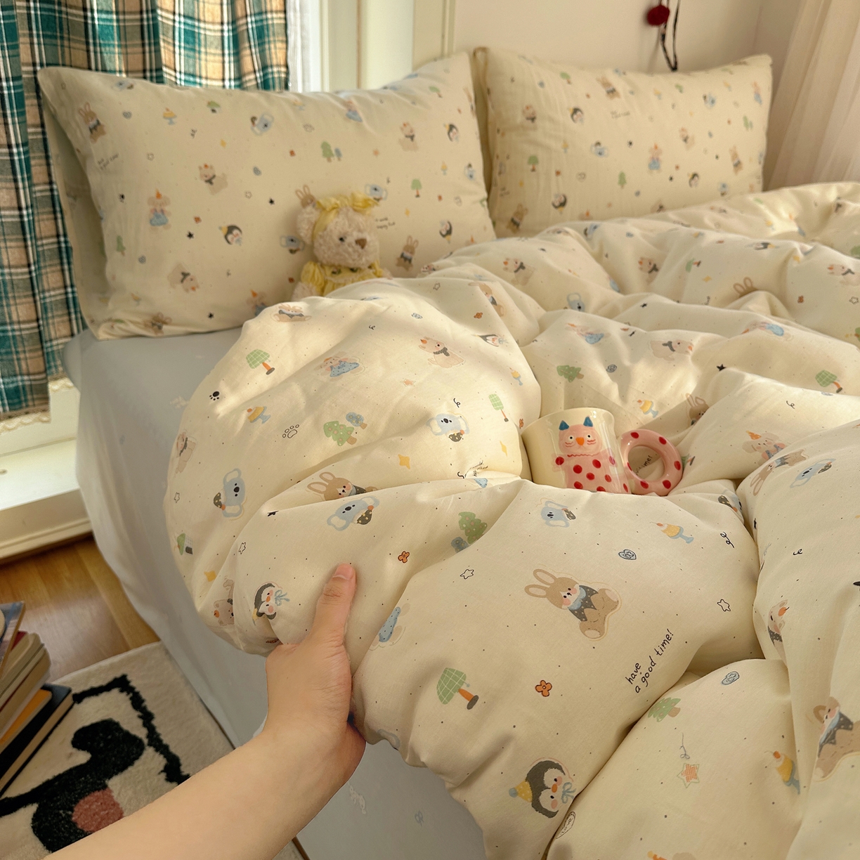 91家纺网 家纺一手货源 找家纺 瑞莱 2026春季新款全棉纯棉印花小清新萌趣系列四件套 小镇漫游记