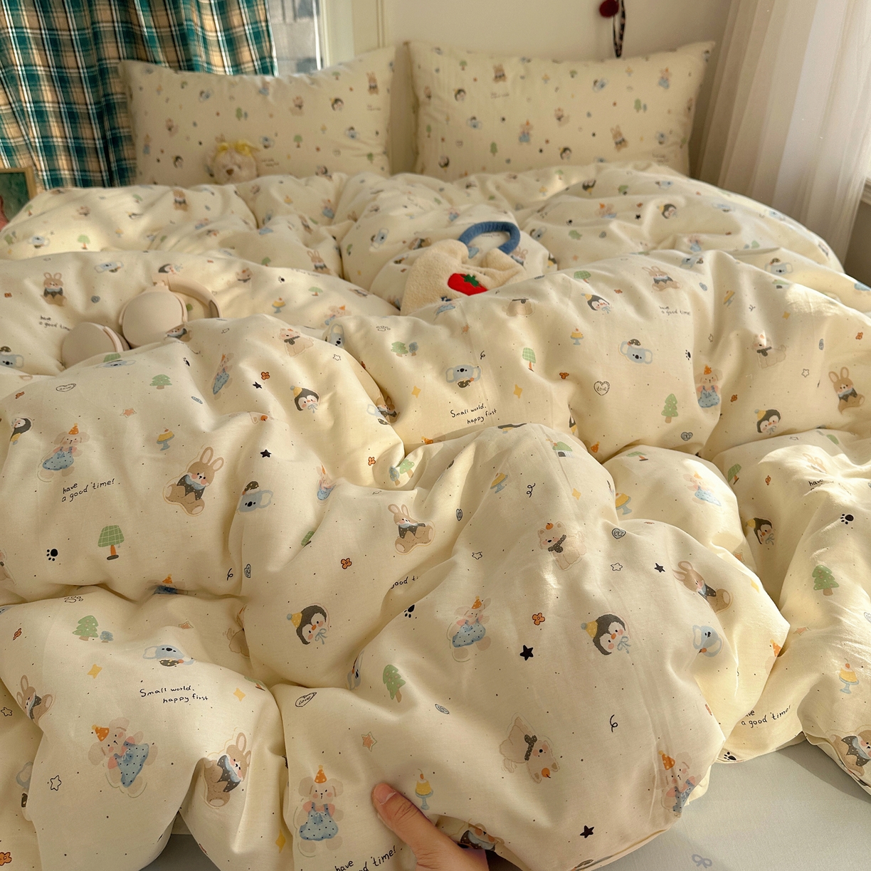 91家纺网 家纺一手货源 找家纺 瑞莱 2026春季新款全棉纯棉印花小清新萌趣系列四件套 小镇漫游记