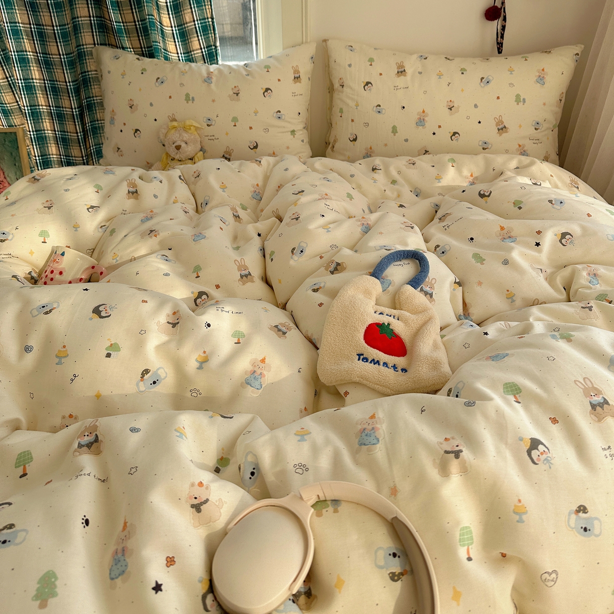 91家纺网 家纺一手货源 找家纺 瑞莱 2026春季新款全棉纯棉印花小清新萌趣系列四件套 小镇漫游记