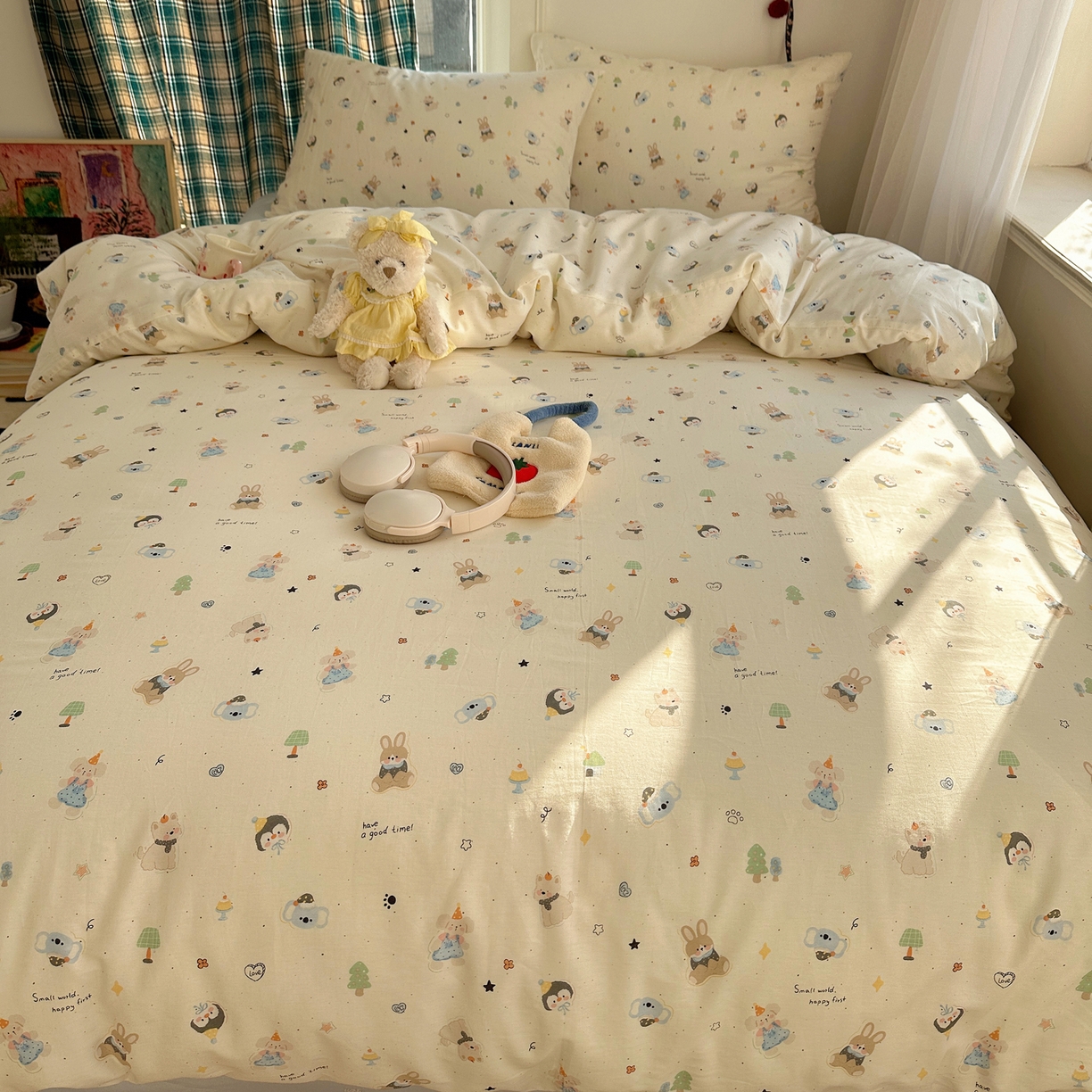 91家纺网 家纺一手货源 找家纺 瑞莱 2026春季新款全棉纯棉印花小清新萌趣系列四件套 小镇漫游记