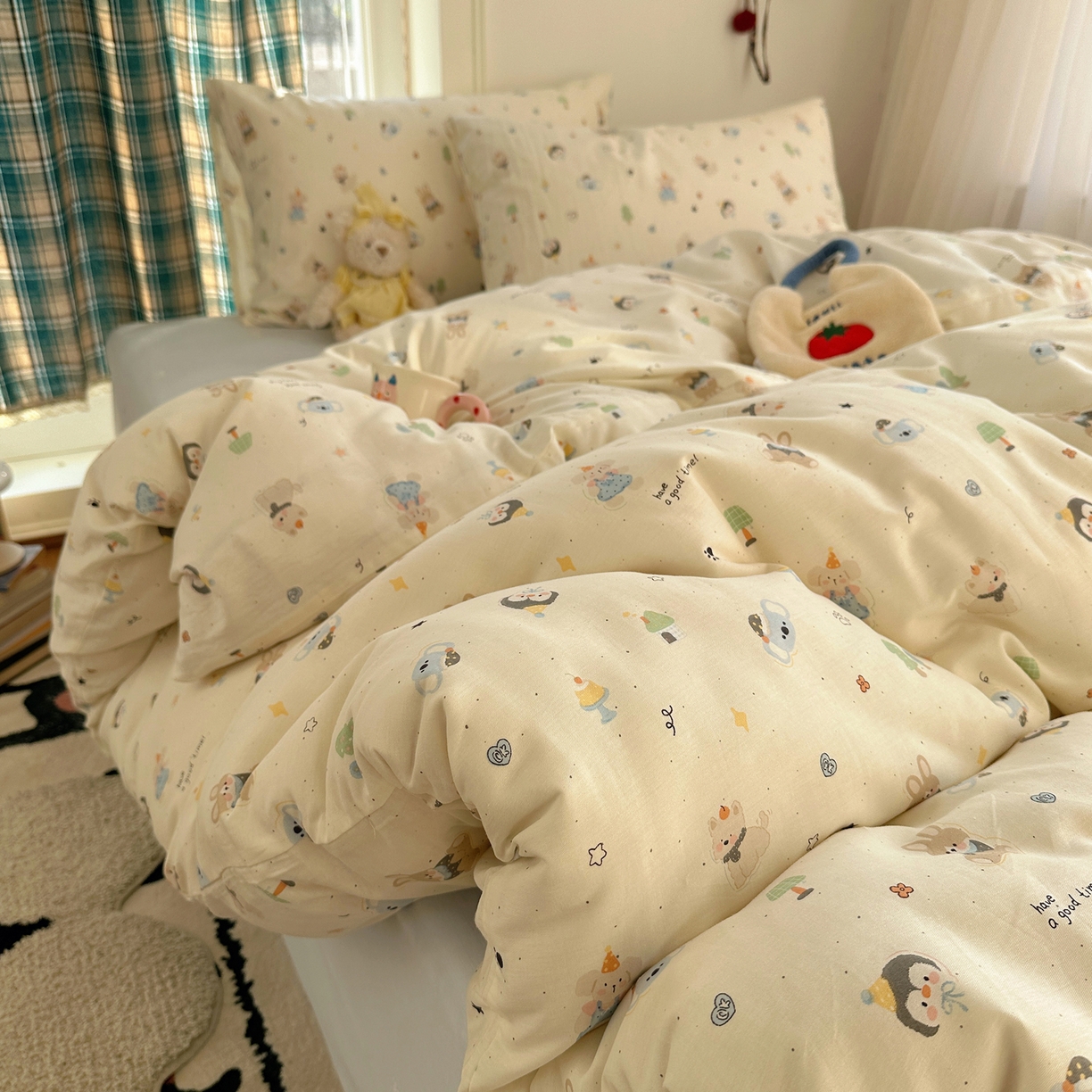 91家纺网 家纺一手货源 找家纺 瑞莱 2026春季新款全棉纯棉印花小清新萌趣系列四件套 小镇漫游记