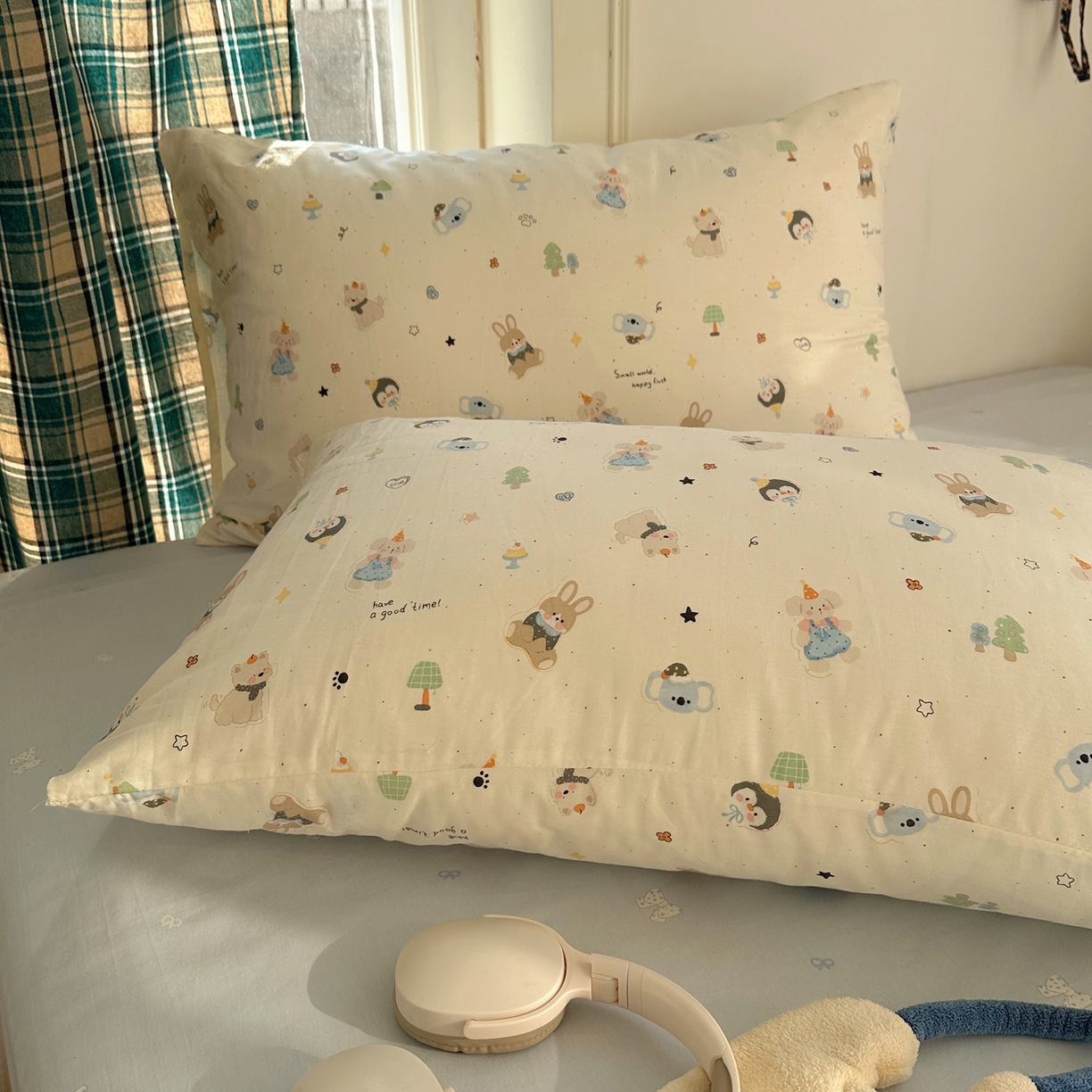 91家纺网 家纺一手货源 找家纺 瑞莱 2026春季新款全棉纯棉印花小清新萌趣系列四件套 小镇漫游记