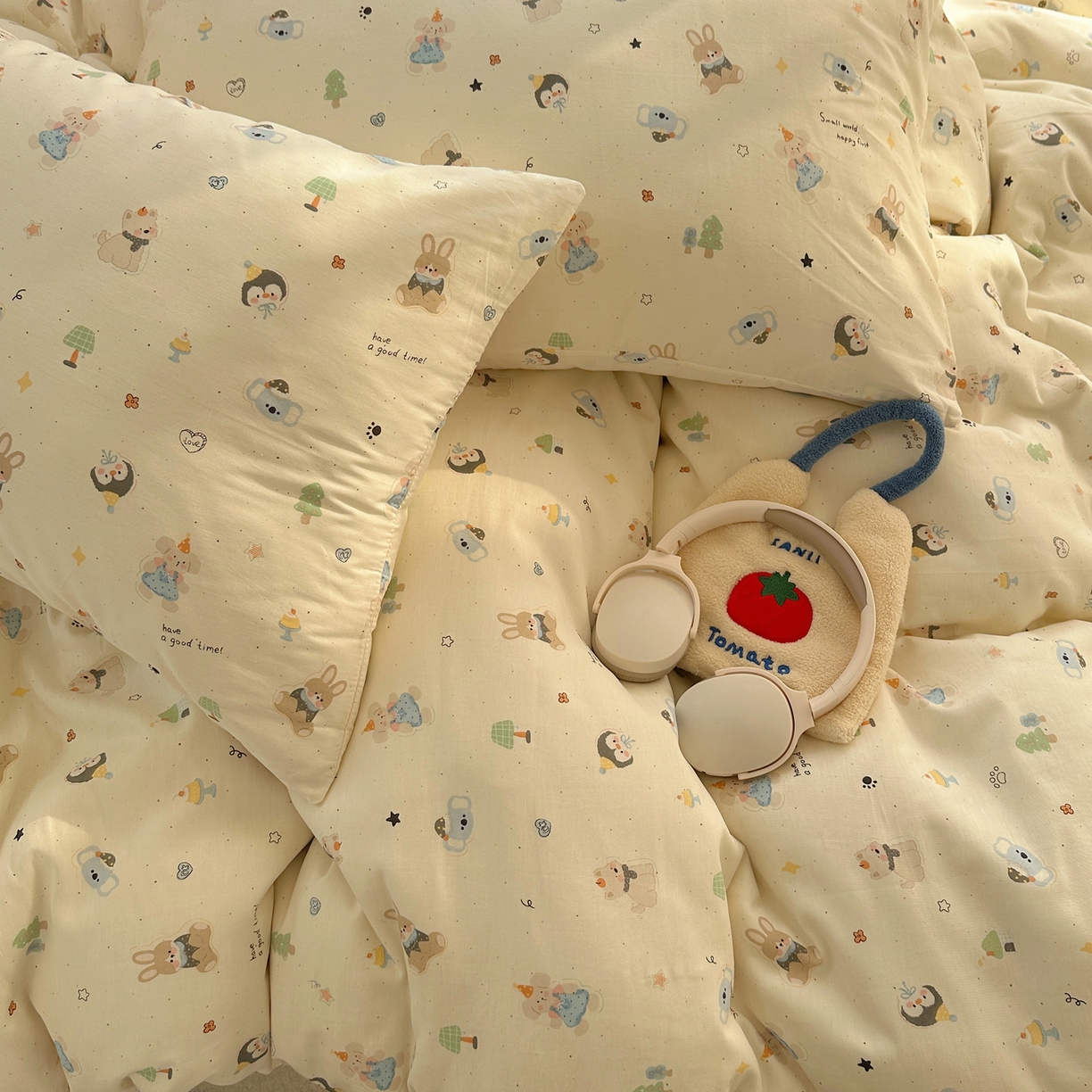 91家纺网 家纺一手货源 找家纺 瑞莱 2026春季新款全棉纯棉印花小清新萌趣系列四件套 小镇漫游记