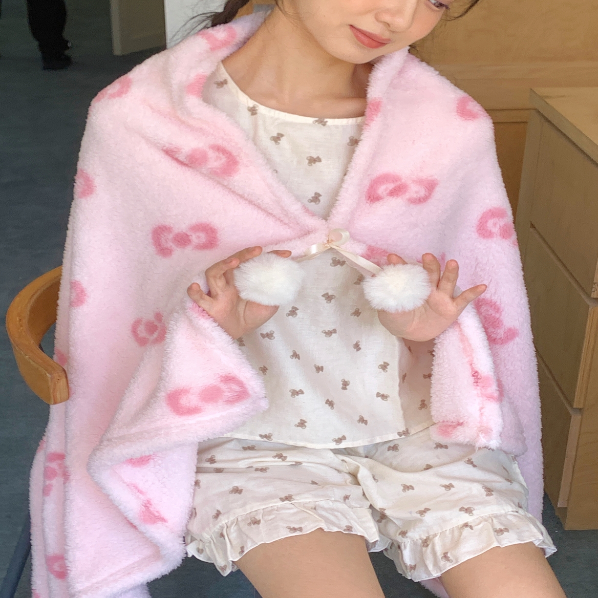 91家纺网 家纺一手货源 找家纺 【12.24周三秒杀 三人助力9.9带回家】摇粒绒毛球款披肩毛毯