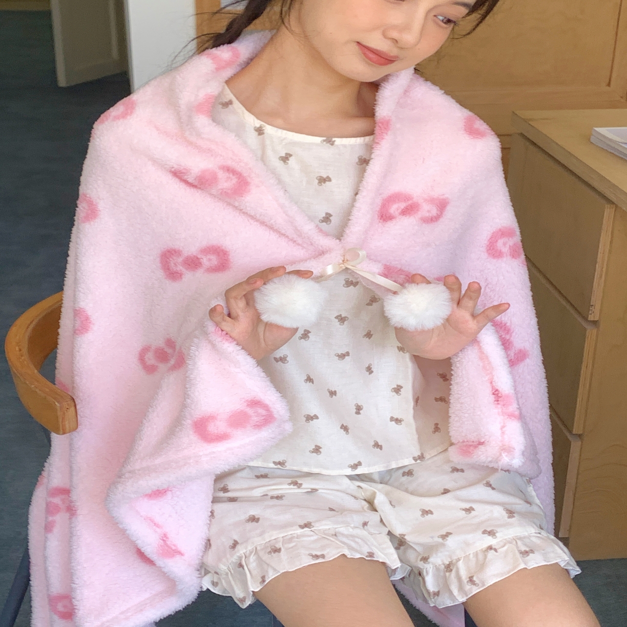 91家纺网 家纺一手货源 找家纺 【12.24周三秒杀 三人助力9.9带回家】摇粒绒毛球款披肩毛毯