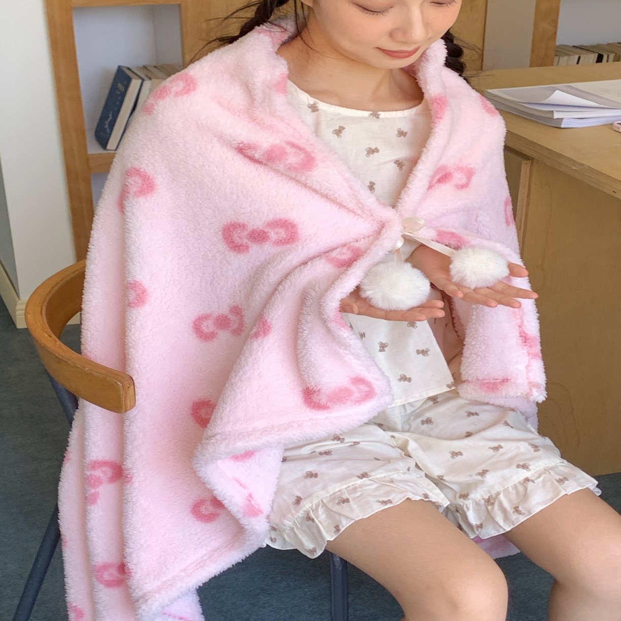 91家纺网 家纺一手货源 找家纺 【12.24周三秒杀 三人助力9.9带回家】摇粒绒毛球款披肩毛毯