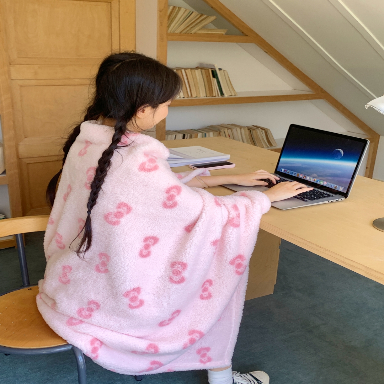 91家纺网 家纺一手货源 找家纺 【12.24周三秒杀 三人助力9.9带回家】摇粒绒毛球款披肩毛毯