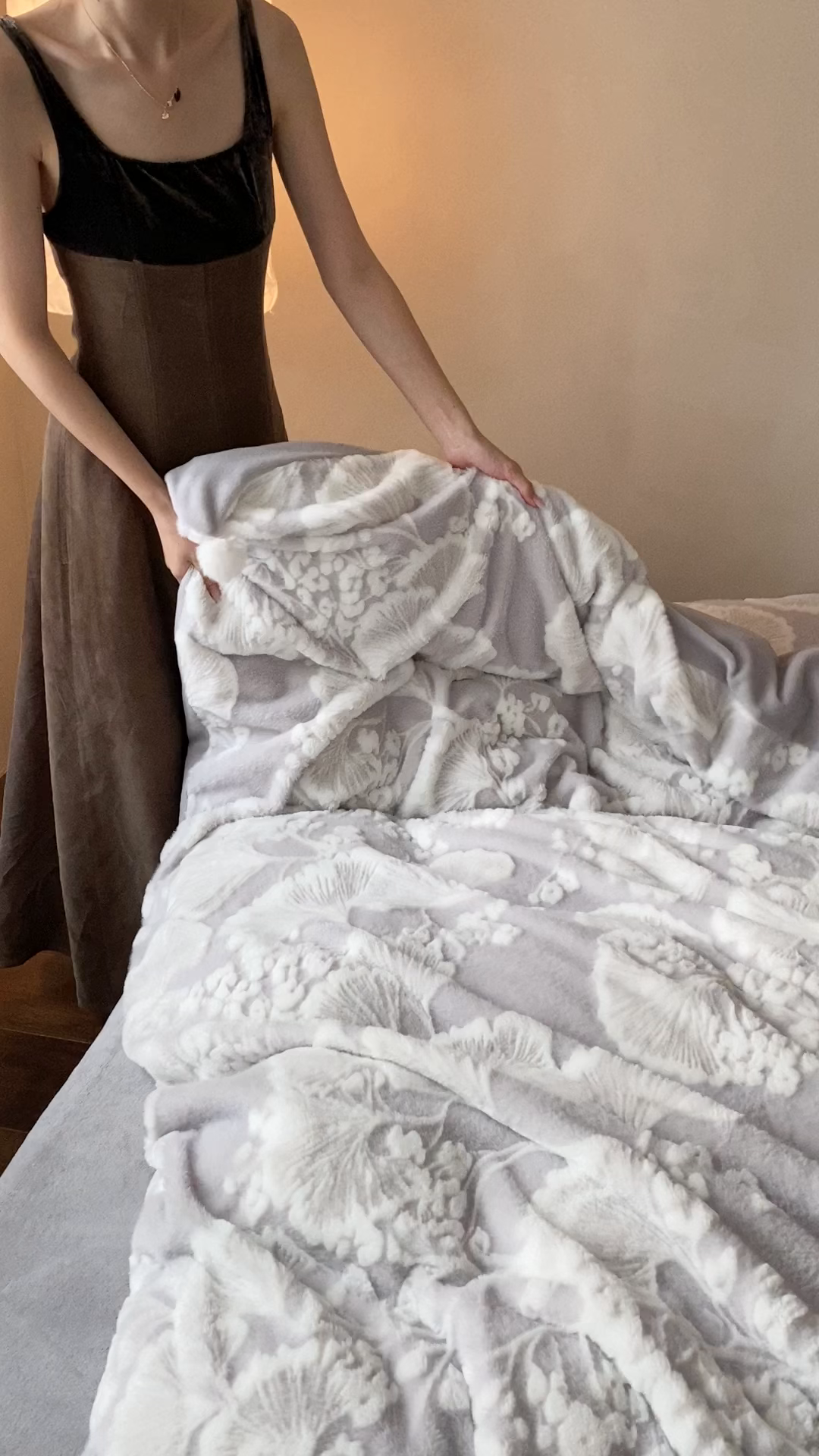 91家纺网 家纺一手货源 找家纺 （总）玉宇阁家居 2025新款亲肤舒适兔毛雕花绒提花雕花牛奶绒四件套-雪国来信 控价：238/318/338/328/328/338（券后控价）