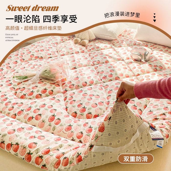 91家纺网 家纺一手货源 找家纺 缦卡琳家纺 2025新款水洗棉纤维羽丝棉床垫 草莓酪