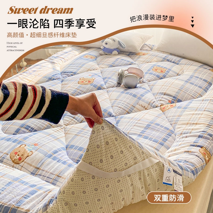 91家纺网 家纺一手货源 找家纺 缦卡琳家纺 2025新款水洗棉纤维羽丝棉床垫 格纹熊