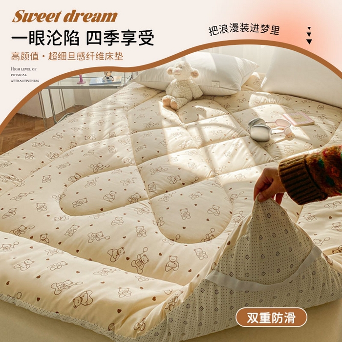 91家纺网 家纺一手货源 找家纺 缦卡琳家纺 2025新款水洗棉纤维羽丝棉床垫 小熊院长