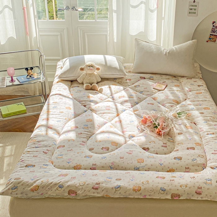 91家纺网 家纺一手货源 找家纺 缦卡琳家纺 2025新款水洗棉纤维羽丝棉床垫 快乐宝贝